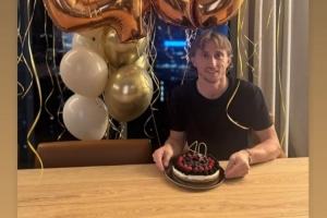 永利yl23411-姆巴佩转发莫德里奇庆生照片：生日快乐，兄弟