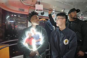 投其所好卖Led灯的博主Tony送给Speed，C罗标志性庆祝灯牌