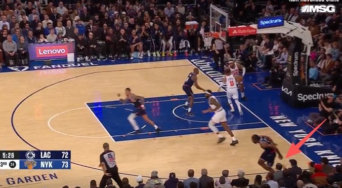 船记：小卡在对阵尼克斯比赛中踩到了场边球迷 导致右脚踝扭伤